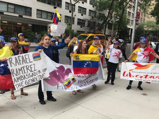 Venezolanas protestaron frente a la sede de la ONU en NY. Foto: @comogozoNY
