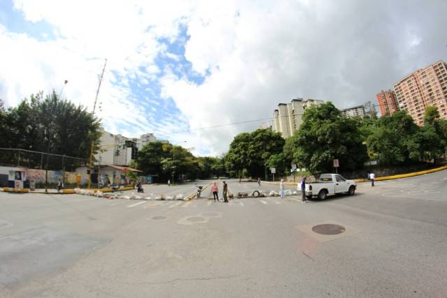 Foto: Los vecinos de El Cafetal montaron barricadas durante el Paro Nacional  / Foto Regulo Goméz LaPatilla.com