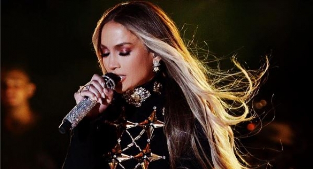 ¡Emotivo! Jennifer Lopez terminó de rodillas al cantar junto a su hija en un concierto