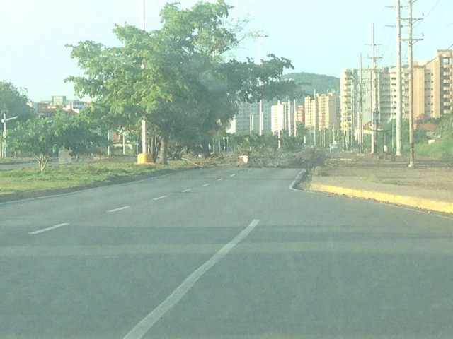 Vecinos de Lechería colocan barricadas en El Morro / Foto: @zoreg