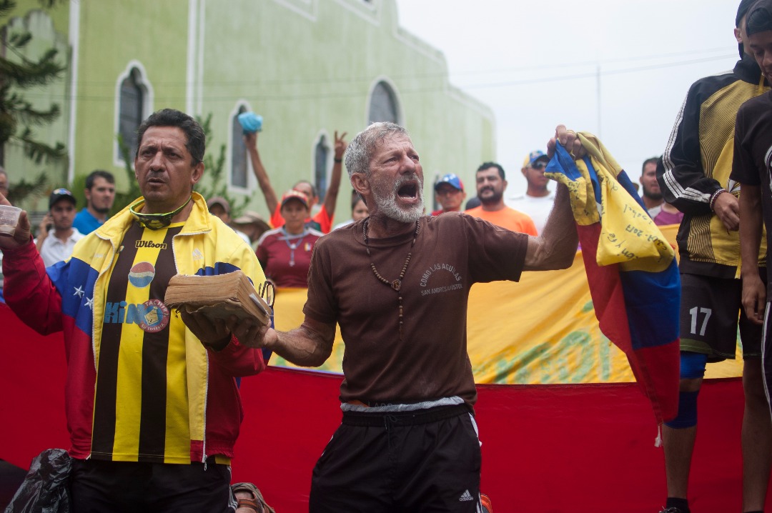 En imágenes: La dura travesía de los jóvenes de Táchira que intentan llegar a Caracas