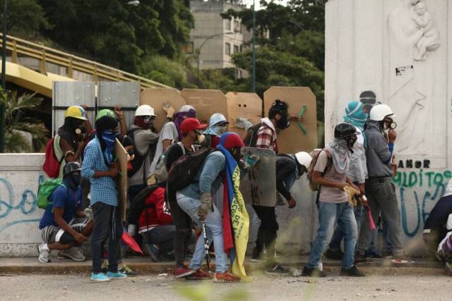 Reprimen a manifestantes a la altura de El Rosal. Foto: Will Jiménez