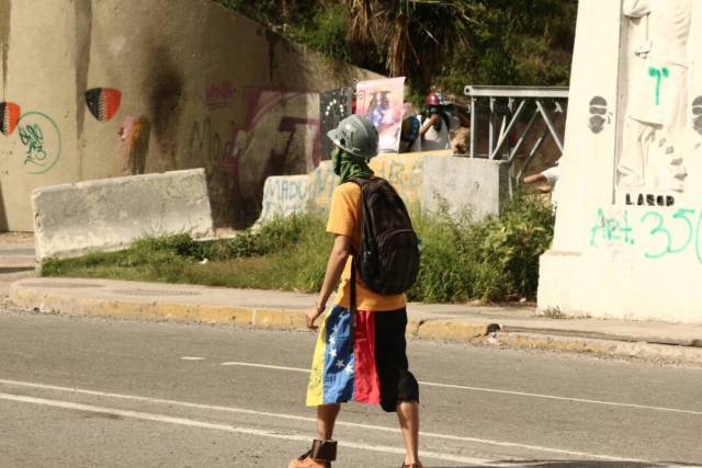 Reprimen a manifestantes a la altura de El Rosal. Foto: Will Jiménez