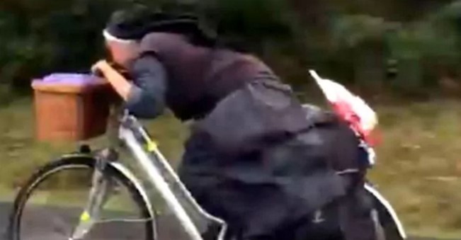 ¡Púyaloo!… Una monja a bordo de una bicicleta “marcó la milla” en una autopista (+video)