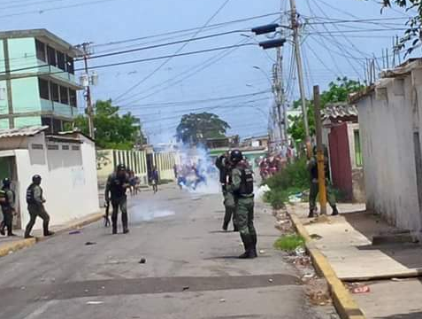 Fuertes disturbios en el barrio La Trinidad de Cumaná. Foto: @maickelnunez