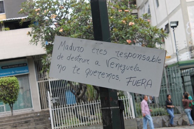 Persisten las barricadas en la avenida Rómulo Gallegos (Foto: @edgarcardenasp)