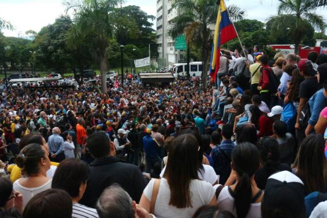 Opositores comienzan a concentrarse en Parque Cristal / Créditos: Will Jiménez