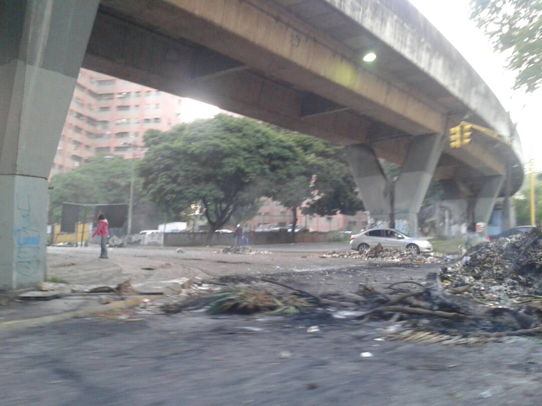 Forrado en pancartas amaneció un centro de votación en Caricuao #24Jul (Foto)