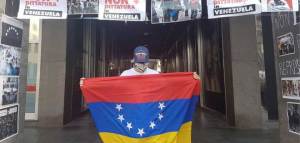 Consulado de Venezuela en Milán amaneció empapelado de pancartas contra Nicolás Maduro
