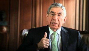 Nobel de la Paz Óscar Arias demanda a mujer por extorsión