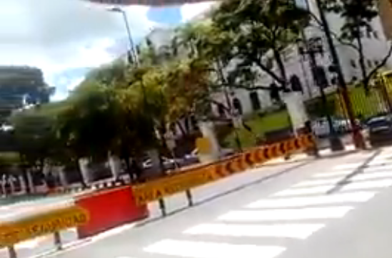 Foto: Cierran el paso en la avenida Urdaneta a la altura de Miraflores  / TV Venezuela Noticias