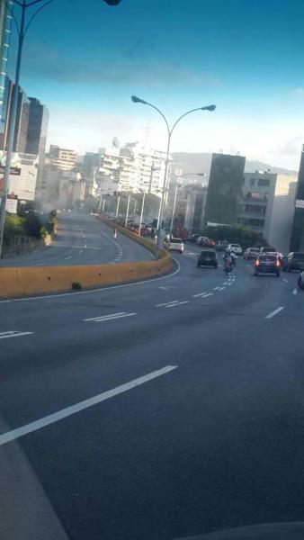 La autopista Prados del Este continúa con el tráfico restringido (Foto: @EdwinAnon)