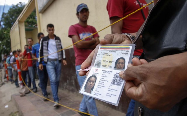 Venezuelans get food at the Casa de Paso Divina Providencia refuge in Cucuta, Colombia on July 31, 2017. The United States, Mexico, Colombia, Peru and other nations said they did not recognize the results of the election Sunday of a new "Constituent Assembly" superseding Venezuela's legislative body, the opposition-controlled National Assembly. / AFP PHOTO / SCHNEYDER MENDOZA