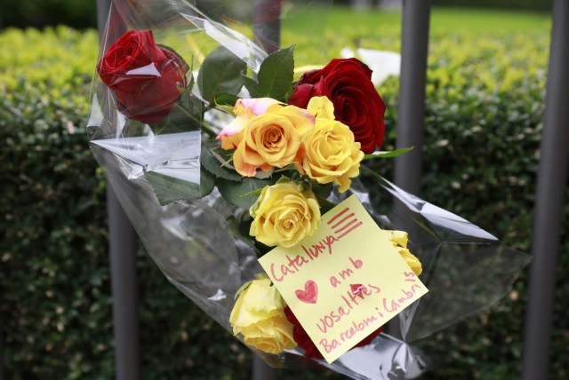 Flowers are fixed at the fence of the Spanish embassy in Berlin, on August 18, 2017  in tribute to victims of the Barcelona attack. A driver rammed a van into a crowd on Barcelona's famous avenue Las Ramblas on August 17, 2017 afternoon, while eight hours later, an Audi A3 car ploughed into pedestrians in the seaside city of Cambrils. / AFP PHOTO / Odd ANDERSEN