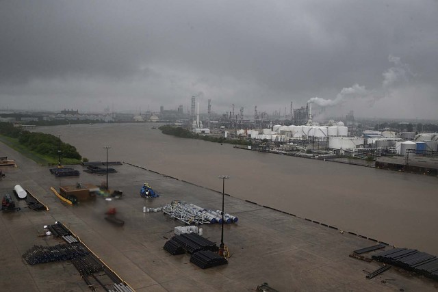 The refinery section of the Houston Ship Channel is seen as flood water rise on August 27, 2017 as Houston battles with tropical storm Harvey and resulting floods. / AFP PHOTO / Thomas B. Shea