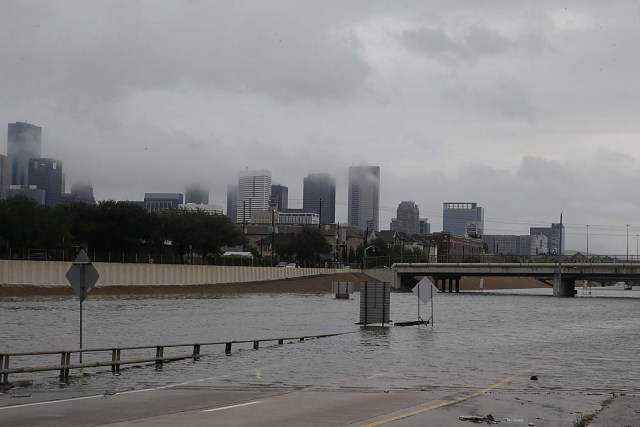 The downtown Houston skyline and flooded highway 288 are seen August 27, 2017 as the city battles with tropical storm Harvey and resulting floods. / AFP PHOTO / Thomas B. Shea