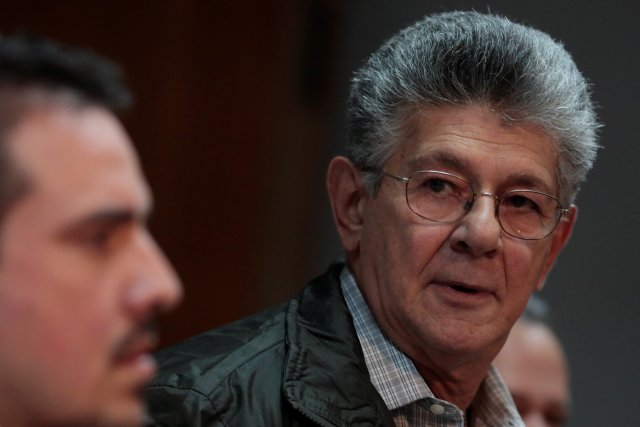 Henry Ramos Allup (R), lawmaker of the Venezuelan coalition of opposition parties (MUD), looks on during a news conference in Caracas, Venezuela August 17, 2017. REUTERS/Marco Bello