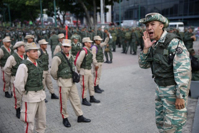 Miembros de la Guardia Nacional Bolivariana se preparan para ejercicios militares en Venezuela. Caracas, 26 de agosto, 2017. REUTERS/Andrés Martínez Casares