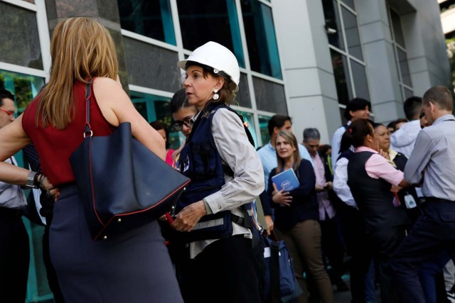 People stand outside a building after an earthquake in Caracas, Venezuela August 30, 2017. REUTERS/Carlos Garcia Rawlins