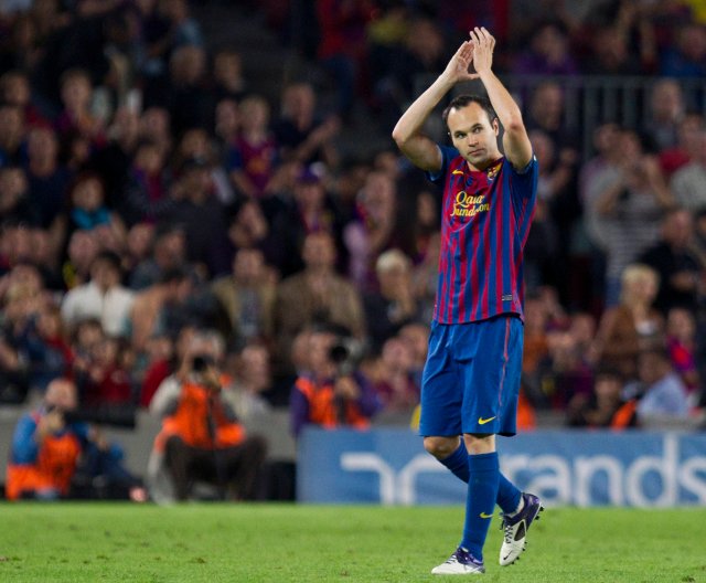 B39. BARCELONA, 15/10/2011.- El centrocampista del FC Barcelona, Andrés Iniesta, saluda al público mientras es sustituido durante el partido frente al Racing de Santander correspondiente a la octava jornada de Liga de Primera División disputado el Camp Nou. EFE/Alejandro García