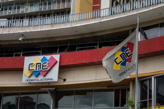 VNZ03. CARACAS (VENEZUELA), 02/08/2017.- Vista externa de la sede del Consejo Nacional Electoral (CNE) hoy, miércoles 2 de agosto de 2017, en Caracas (Venezuela). Luis Emilio Rondón, el único de las cinco autoridades del Poder Electoral venezolano que es crítico con el Gobierno, aseguró hoy que el organismo "está obligado" a aclarar el reporte hecho por Smartmatic, la empresa encargada del recuento de votos en el país, sobre "manipulación" en la votación del domingo. EFE/Miguel Gutiérrez