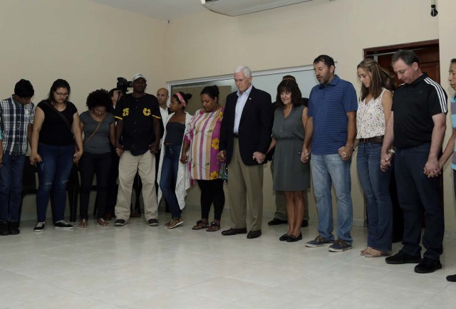 CTG21. CARTAGENA (COLOMBIA), 14/08/2017.- El vicepresidente de EE.UU., Mike Pence (5d), y su esposa Karen (4d), oran junto a un grupo de ciudadanos venezolanos hoy, lunes 14 de Agosto de 2017, en Cartagena (Colombia). Pence inició hoy una reunión con medio centenar de venezolanos en Cartagena de Indias para conocer de primera mano la situación que viven tras abandonar su país. La reunión se desarrolla en la "Calvary Chapel", una iglesia cristiana ubicada en el turístico barrio de Bocagrande de Cartagena. EFE/Ricardo Maldonado