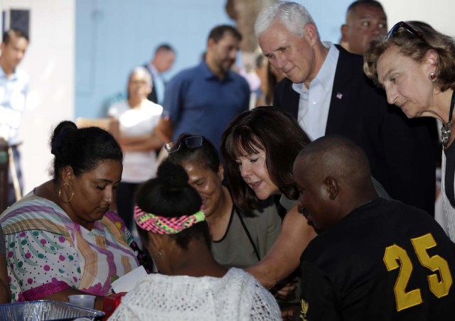 CTG20. CARTAGENA (COLOMBIA), 14/08/2017.- El vicepresidente de EE.UU., Mike Pence (2d), y su esposa, Karen (c), hablan con un grupo de ciudadanos venezolanos hoy, lunes 14 de Agosto de 2017, en Cartagena (Colombia). Pence inició hoy una reunión con medio centenar de venezolanos en Cartagena de Indias para conocer de primera mano la situación que viven tras abandonar su país. La reunión se desarrolla en la "Calvary Chapel", una iglesia cristiana ubicada en el turístico barrio de Bocagrande de Cartagena. EFE/Ricardo Maldonado