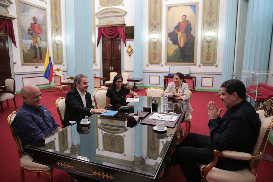 Nicolás se encierra con Zapatero y Delcy Eloína en Miraflores para continuar con el “diálogo”