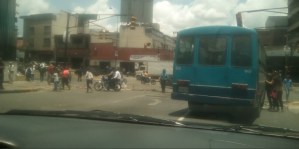 1:19 pm Vecinos de la avenida Rómulo Gallegos empiezan a trancar las vías este #8Ago