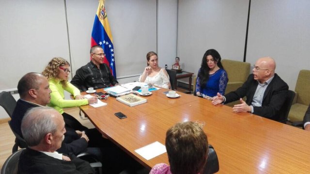 El ministro de Comunicación e Información, Ernesto Villegas, junto a representantes de la radiodifusión venezolana (Foto: @VillegasPoljak)