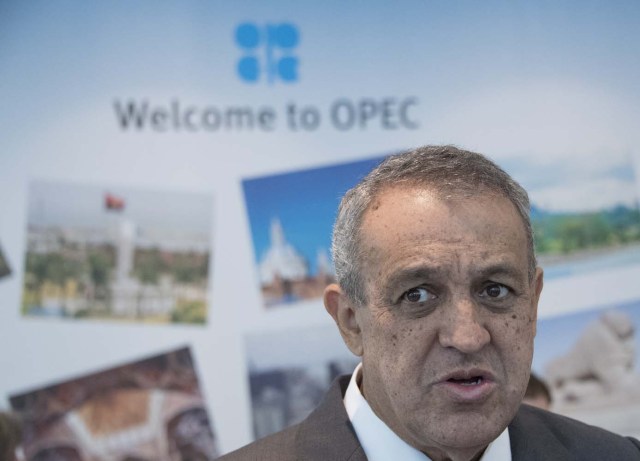Venezuela oil minister Eulogio Del Pino arrives for the Organization of the Petroleum Exporting Countries (OPEC) meeting in Vienna, on September 22, 2017 where the OPEC members reviewed progress on their 2016 agreement to curb oil output. / AFP PHOTO / JOE KLAMAR