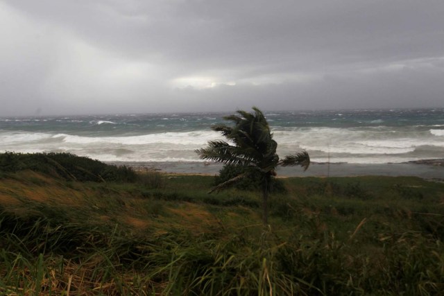 Waves crash against the shore as Hurricane Irma turns toward the Florida Keys on Saturday, in Havana, Cuba September 9, 2017. REUTERS/Stringer NO RESALES. NO ARCHIVES