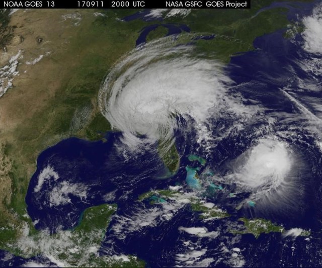 El huracán José, a la derecha, abriendo camino en el Océano Atlántico se ve en esta imagen satelital de la NASA tomada el 11 de septiembre, 2017. NASA/Handout via REUTERS ATENCIÓN EDITORES ESTA IMAGEN FUE PROVISTA POR UN TERCERO, SOLO PARA USO EDITORIAL