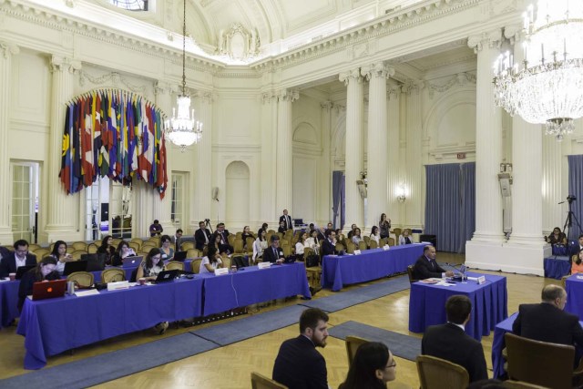 MIA14. WASHINGTON (DC, EE.UU.), 15/09/2017.- Fotografía cedida por la OEA de una vista general de la audiencia pública en la que se determinará si hay fundamento para denunciar al Gobierno de Venezuela por crímenes de lesa humanidad ante la Corte Penal Internacional (CPI), hoy viernes, 15 de septiembre 2017, en la sede de la Organización de los Estados Americanos (OEA) en Washington, DC (EE.UU.). El secretario general de la Organización de los Estados Americanos (OEA), Luis Almagro, ha nombrado a tres juristas de Argentina, Costa Rica y Canadá para que evalúen si hay base para llevar al Gobierno de Venezuela ante la Corte Penal Internacional (CPI). EFE/Juan Manuel Herrera/OEA/SOLO USO EDITORIAL/NO VENTAS