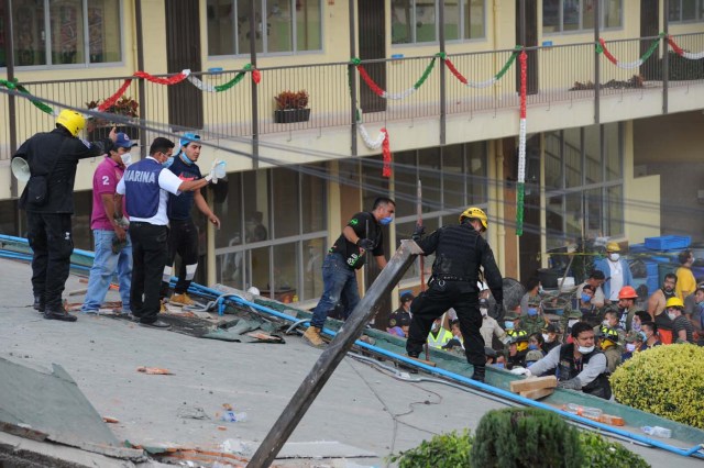 MEX145 CIUDAD DE MÉXICO (MÉXICO), 19/09/2017.- Rescatistas y voluntarios trabajan en las tareas de rescate en el Colegio Enrique Rebsamen hoy, martes 19 de septiembre de 2017, en Ciudad de México (México). Por lo menos 20 niños y dos adultos murieron, y otras 38 personas están desaparecidas, en una escuela que se derrumbó en el sur de Ciudad de México a causa del sismo que hoy sacudió amplias porciones del país, informó el presidente Enrique Peña Nieto. EFE/STR