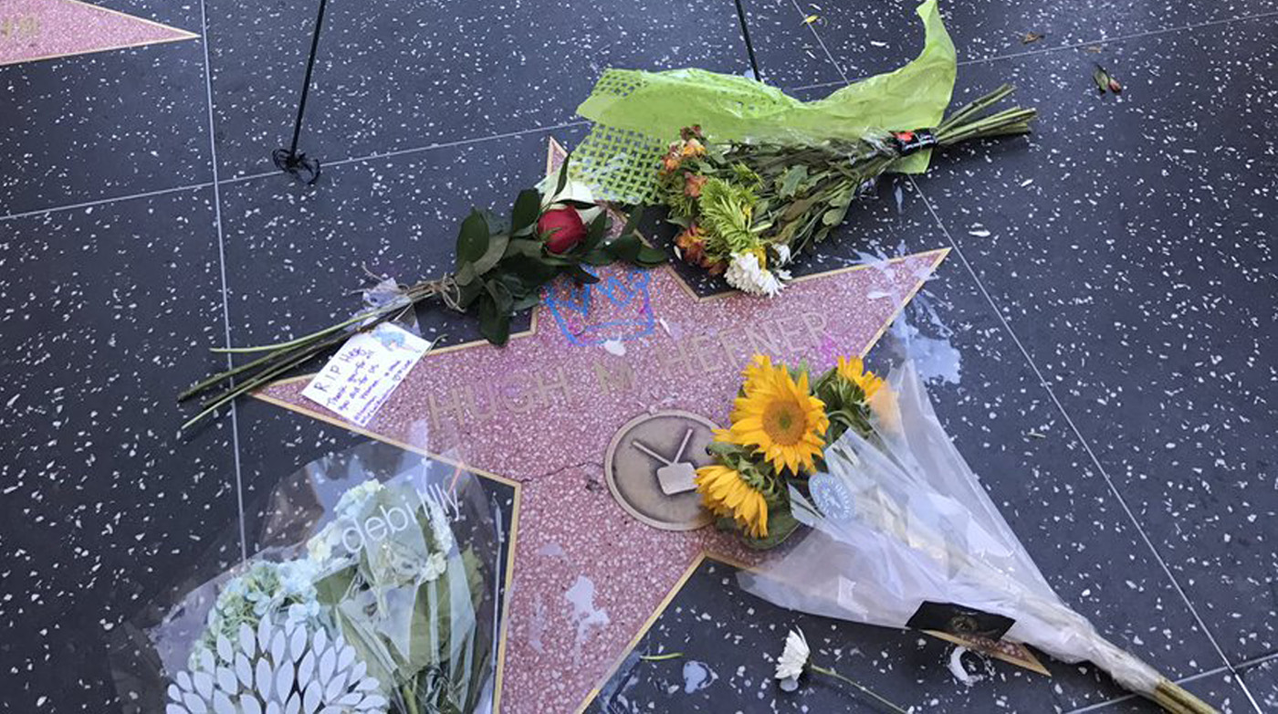 Colocan flores en la estrella de Hugh Hefner en Hollywood (video)