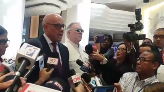Enviados del Gobierno llegan a República Dominicana enarbolando “la bandera de la paz y la concertación”