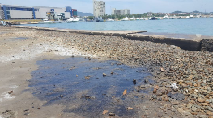 Denuncian contaminación marina por aceites derramados en terreno de Corpoelec Nueva Esparta