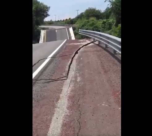 La mega grieta que se abrió en la carretera Cuernavaca tras el terremoto en México (Video)