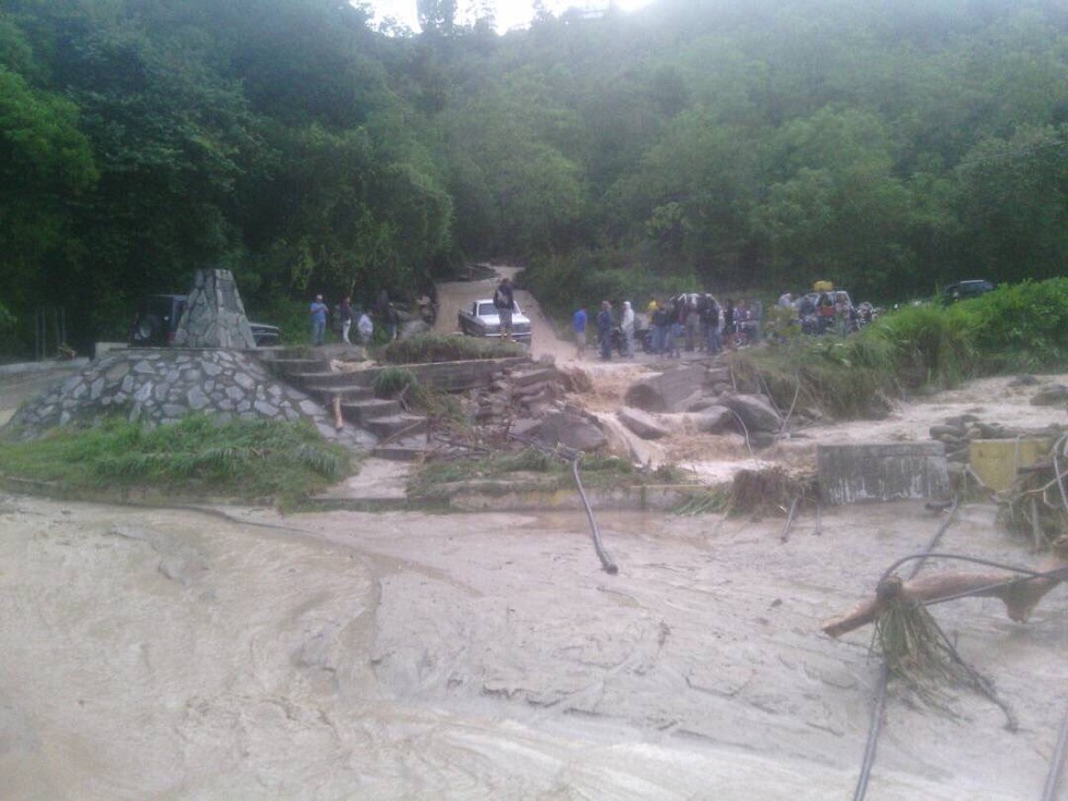 La Colonia Tovar inundada por desbordamiento del río El Molino (Fotos + Videos)