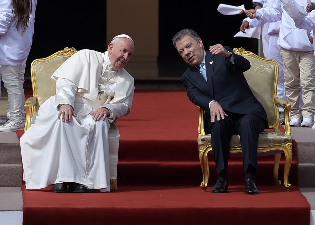 Pope Francis (L) and Colombian President Juan Manuel Santos talk during a ceremony at the Nariño presidential palace in Bogota on September 7, 2017.  Pope Francis holds an open-air mass Thursday in Colombia and meets with its Nobel Peace Prize-winning president to cheer the country on its march towards reconciliation after a half-century war. / AFP PHOTO / Raul ARBOLEDA