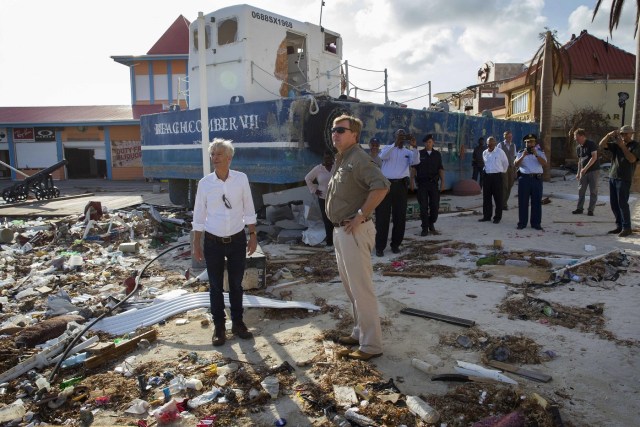 53171164 SAN MARTÍN (HOLANDA) 12/09/2017.- El rey Guillermo-Alejandro de Holanda (c-d), junto al ministro holandés del Interior, Ronald Plasterk (c-i), mientras inspeccionan los daños causados por el huracán Irma en San Martín, ayer 11 de septiembre de 2017. El monarca holandés y jefe de Estado de la isla caribeña constituyente del Reino de los Países Bajos, finalizará hoy su visita a la isla tras el paso del devastador huracán Irma. Holanda intenta gestionar el desastre causado por el huracán prestando asistencia administrativa a sus autoridades para luchar contra los saqueos y la inseguridad, después de enviar 550 soldados y varios barcos con ayuda humanitaria y alimentos a la isla caribeña. EFE/Vincent Jannink