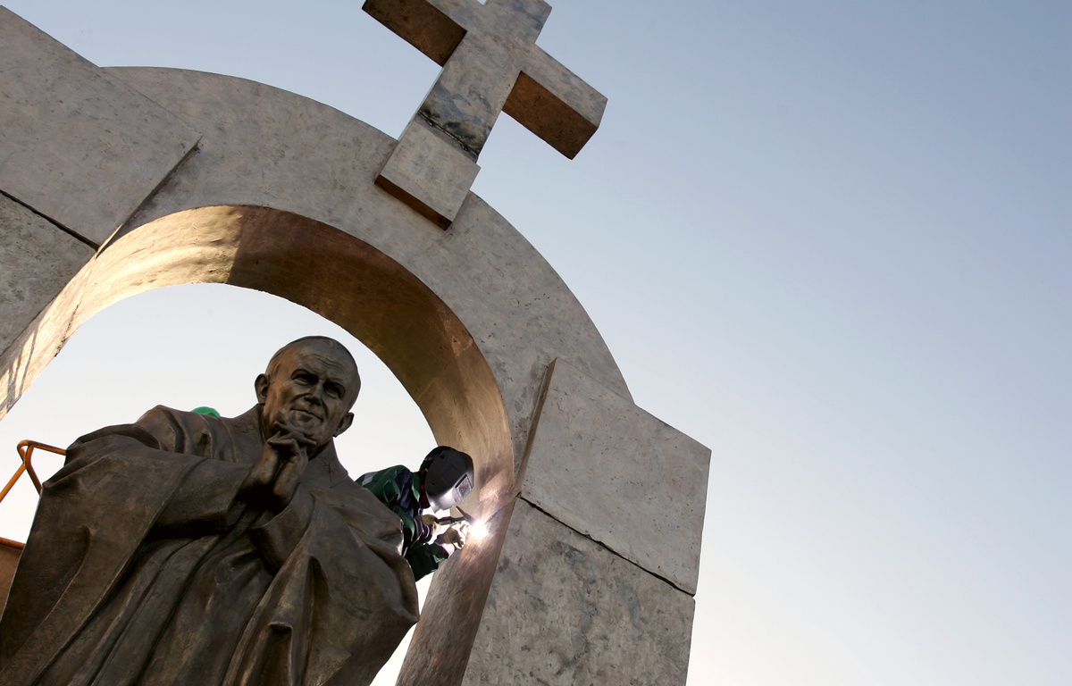 Francia ordena retirar la cruz de un monumento al papa Juan Pablo II