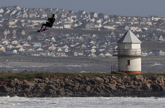 A kitesurfer takes to the air as storm Ophelia approaches in Porthcawl, Wales, Britain October 16, 2017. REUTERS/Darren Staples