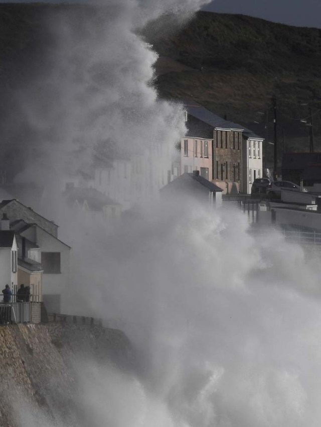 Large waves crash along sea defences and the harbour as storm Ophelia approaches Porthleven in Cornwall, south west Britain, October 16, 2017. REUTERS/Toby Melville