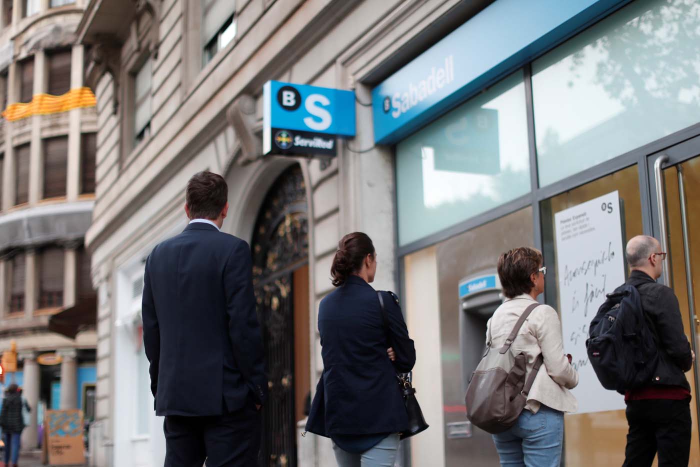 Independentistas catalanes sacan dinero de bancos en protesta contra el Gobierno