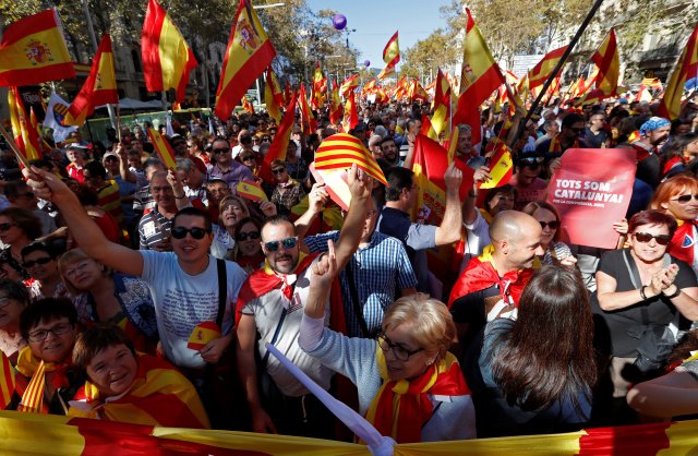 Pro-unity supporters take part in a demonstration in central Barcelona, Spain, October 29, 2017. REUTERS/Yves Herman
