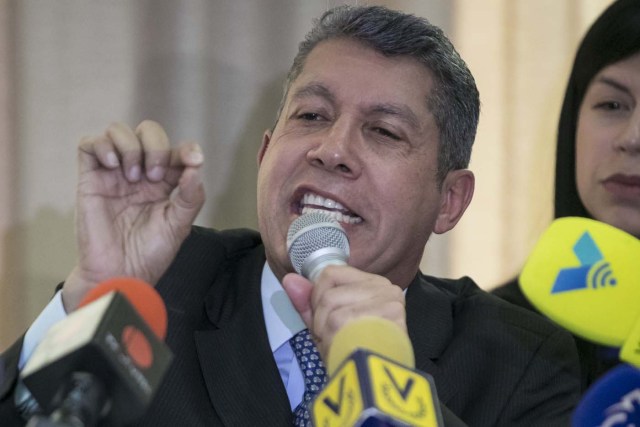 CAR04. CARACAS (VENEZUELA), 25/10/2017.- El dirigente opositor venezolano Henri Falcón habla durante una conferencia de prensa hoy, miércoles 27 de octubre de 2017, en Caracas (Venezuela). Falcón dijo hoy que la alianza Mesa de la Unidad Democrática (MUD), de la que es miembro, ha venido cometiendo una "seguidilla de errores" y pidió conformar una nueva plataforma que agrupe a sectores de la sociedad y partidos que se opongan a Nicolás Maduro. EFE/Miguel Gutiérrez