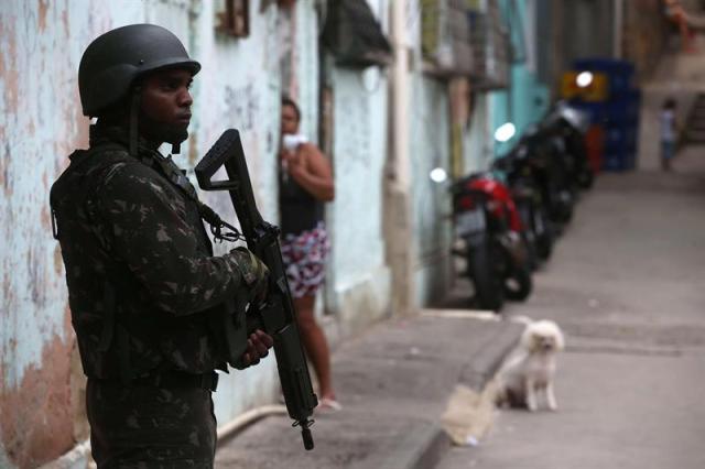 Un soldado del ejército brasileño patrulla una localidad en la favela da "Mineira" en Río de Janeiro (Brasil). 