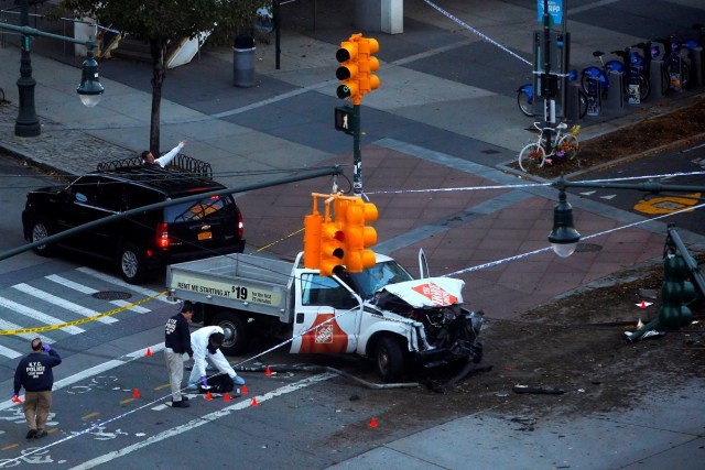Policías investigan un vehículo utilizado en un atropello múltiple en Manhattan, Nueva York., EEUU, Octubre 31, 2017.  REUTERS/Andrew Kelly